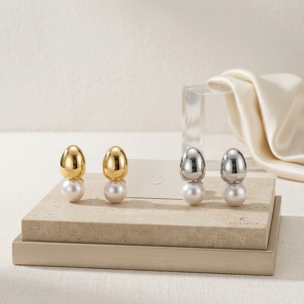 ECLIPSE Aura Pearl Studs