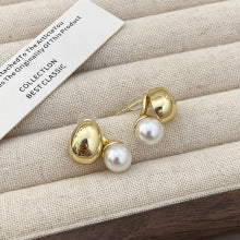 ECLIPSE Aura Pearl Studs