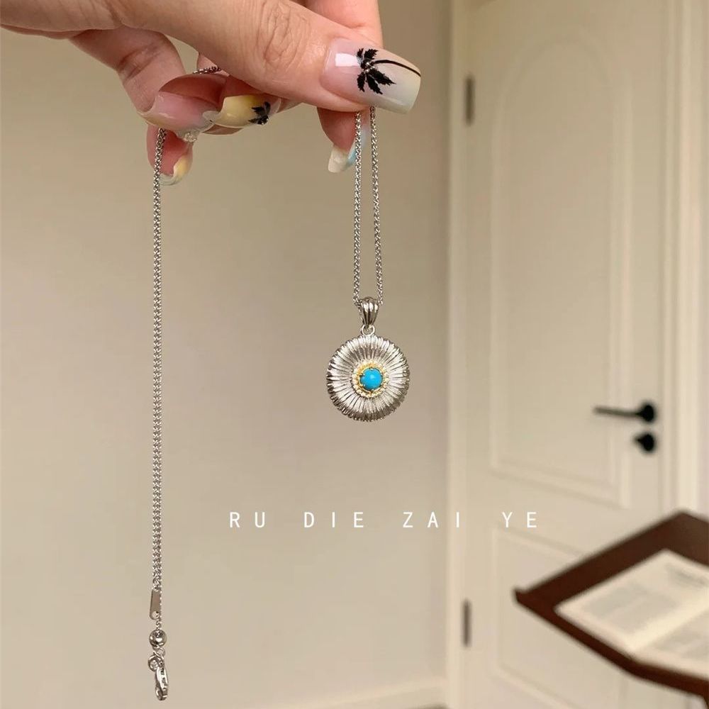 Daisy Vintage Pendant Necklace